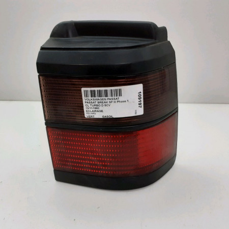Feu arrière droit occasion  VOLKSWAGEN PASSAT III phase 1 BREAK 04-1988->11-1993   333945112B 