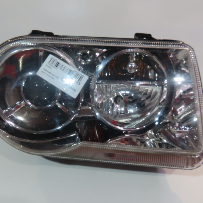 Phare droit occasion  Chrysler 300C (LX, LE) 3.0 v6 crd (2010-2012)   57010758AA  1