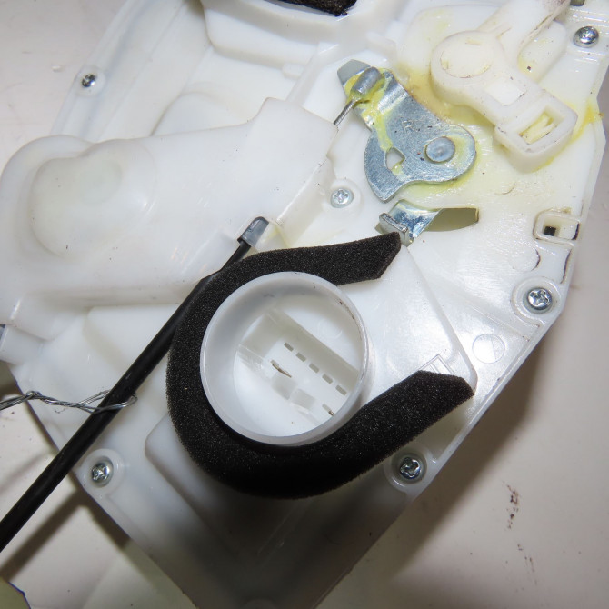 Serrure porte ard occasion  Suzuki SWIFT IV (FZ, NZ) 1.2 (azh 412) (2010)   8230168LA3  3