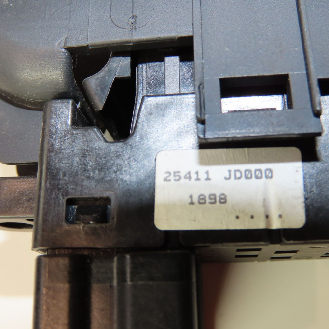 Commande lève-glace porte avant droite occasion  Nissan QASHQAI / QASHQAI +2 I (J10, NJ10, JJ10E) 1.5 dci (2010-2013) 5 portes   25411BR00A  2