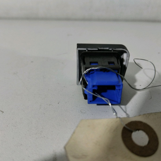 Bouton de warning occasion  Peugeot 208 I (CA_, CC_) 1.2 puretech 82 (2018)   96750916ZD  2