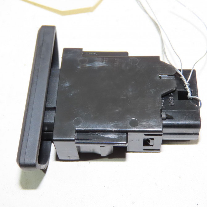 Bouton de warning occasion  Toyota YARIS (_P21_, _PA1_, _PH1_) 1.5 hybrid (mxph10, mxph11) (2020) 5 portes   843320D220  3