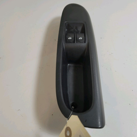 Commande lève-glace porte avant gauche occasion  Renault CLIO II (BB_, CB_) 1.2 16v (bb05, bb0w, bb11, bb27, bb2t, bb2u, bb2v, cb05,... (2001-2016) 3 portes   8200542104 