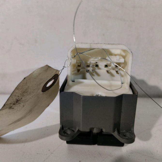 Commande lève-glace porte avant gauche occasion  Toyota YARIS (_P9_) 1.33 vvt-i (nsp90_) (2008-2011)   8482002230  3