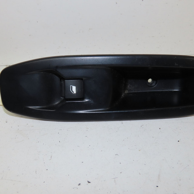 Commande lève-glace porte avant droite occasion  Peugeot 208 I (CA_, CC_) 1.2 vti 82 (2012)   96758217ZD  1