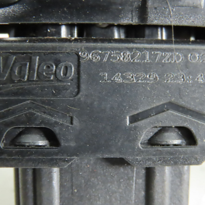 Commande lève-glace porte avant droite occasion  Peugeot 208 I (CA_, CC_) 1.2 vti 82 (2012)   96758217ZD  3