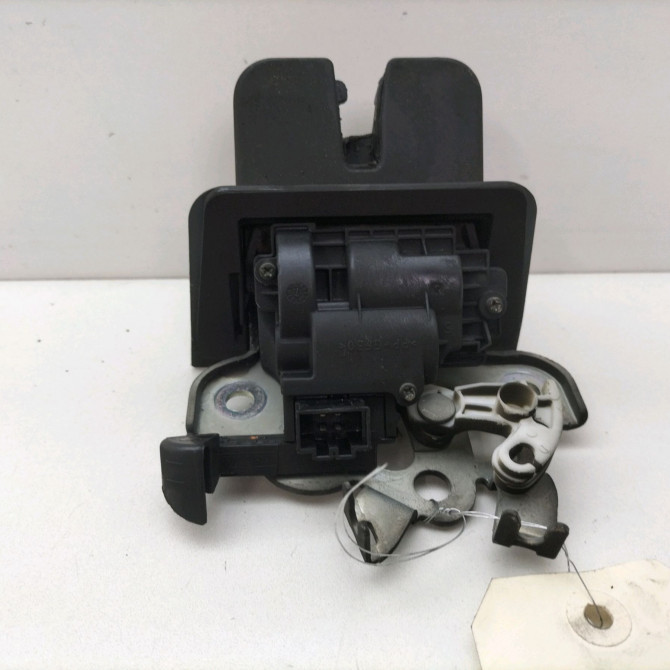 Serrure hayon occasion  Audi A3 Sportback (8VA, 8VF) 1.6 tdi (2012) 5 portes   8R0827505A  3