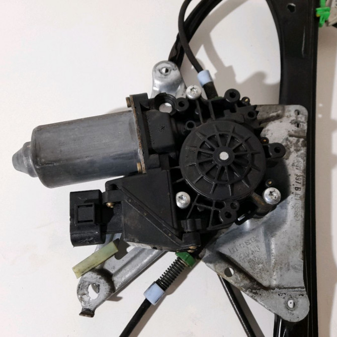 Mecanisme+moteur leve-glace avg occasion  Audi A4 B5 (8D2) 1.8 t (1995-2000)   8D0837461  3