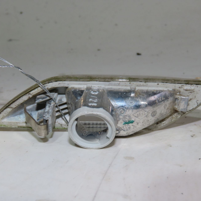 Répétiteur aile gauche occasion  Dacia SANDERO III Liberty 125 i.e. (m73) (2012)   261662708R  2