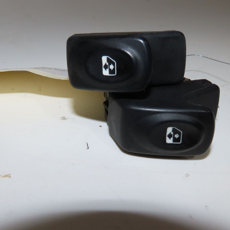 Commande lève-glace porte avant gauche occasion  Renault KANGOO (KC0/1_) 1.5 dci (kc07) (2001)   8200090327 