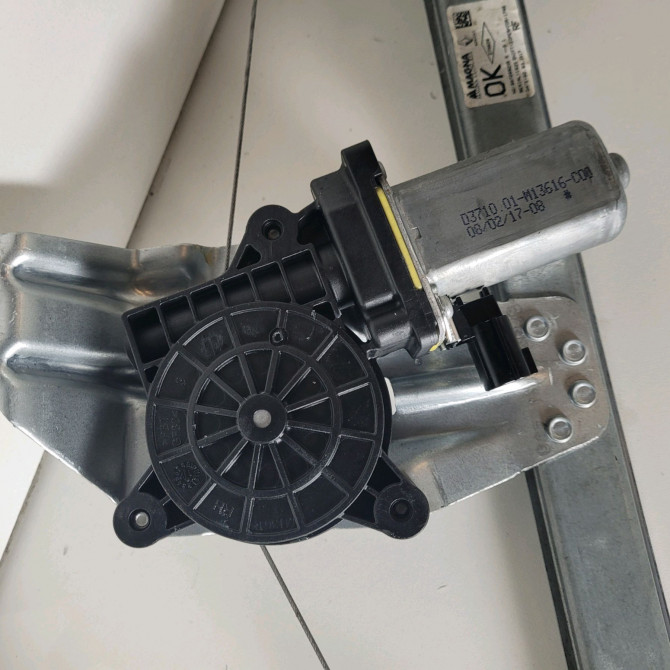 Mecanisme + moteur lève-glace avant droit occasion  Dacia SANDERO II Tce 90 (b8m1, b8ma) (2012) 5 portes   807209299R  2