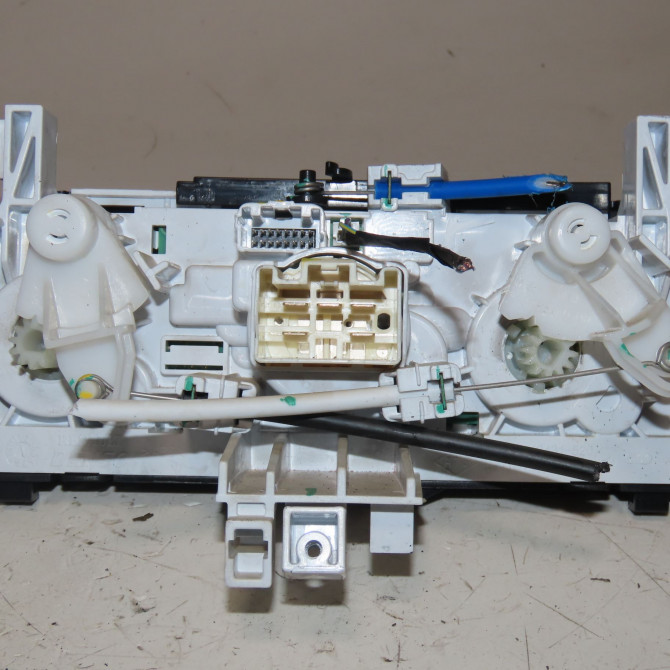 Commande de chauffage occasion  Dacia SANDERO III 1.0 tce 100 eco-g (2021)   275003079R  3