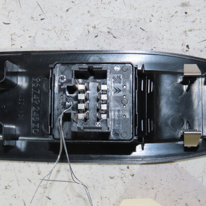 Commande lève-glace porte avant gauche occasion  Peugeot 208 I (CA_, CC_) 1.6 hdi / bluehdi 75 (2013) 5 portes   96749245ZD  2