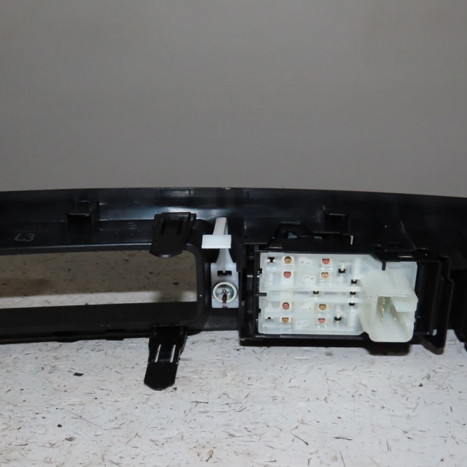 Commande lève-glace porte avant gauche occasion  Toyota AYGO X (_B7_) 1.0 vvt-i (kgb70) (2022)   848200H010  2