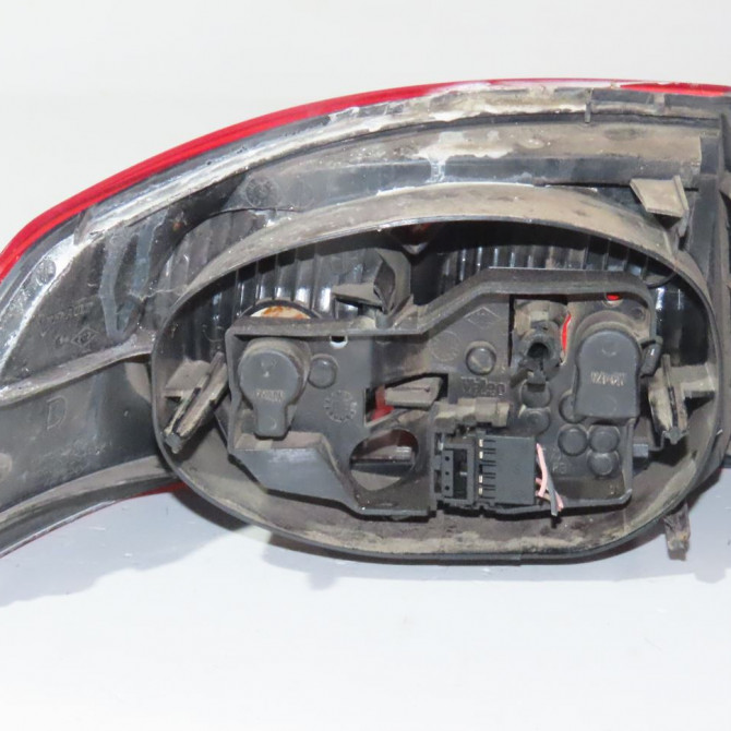 Feu arrière droit occasion  Renault LAGUNA II (BG0/1_) 1.9 dci (bg1a, bg1w, bg0g) (2005-2007)   8200262668  3