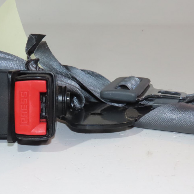 Ancrage ceinture arrière gauche occasion  Renault CLIO II (BB_, CB_) 1.2 (bb0a, bb0f, bb10, bb1k, bb28, bb2d, bb2h, cb0a,... (1998-2010) 5 portes   8200709888  2