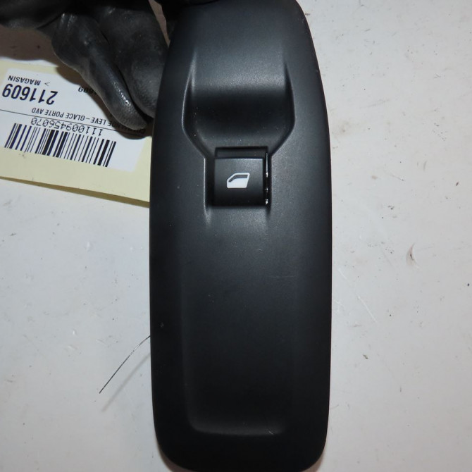 Commande lève-glace porte avant droite occasion  Peugeot 2008 I (CU_) 1.2 thp 110 / puretech 110 (2015) 5 portes   98242560ZD  1