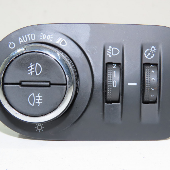 Interrupteur commande de phares occasion  Opel CORSA E (X15) 1.4 (08, 68) (2014)   13470446  1