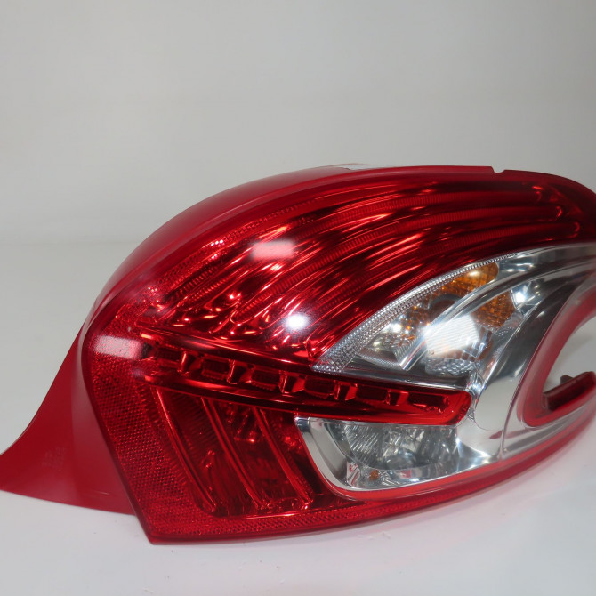 Feu arrière droit occasion  Peugeot 208 I (CA_, CC_) 1.6 hdi (2012) 5 portes   9672628380  1