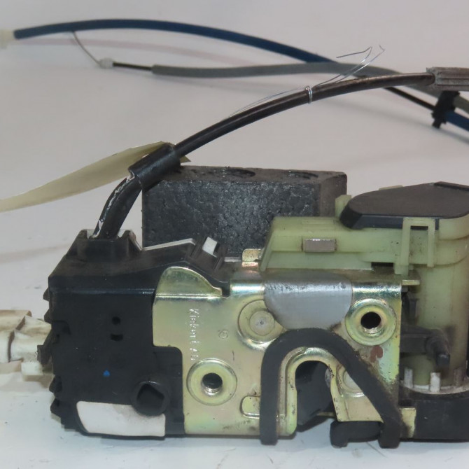 Serrure porte avg occasion  Peugeot 1007 (KM_) 1.4 hdi (2005)   9135AE  1