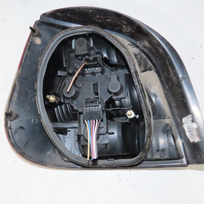 Feu arrière droit occasion  Renault SCÉNIC I Monospace (JA0/1_, FA0_) 1.8 16v (ja12, ja1r, ja1m, ja1a) (2001-2003)   7700428055  2