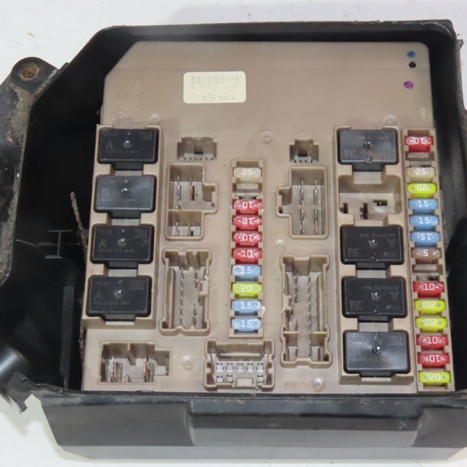 Boite a fusibles occasion  Renault CLIO III (BR0/1, CR0/1) 1.5 dci (c/br0g, c/br1g) (2005-2012) 5 portes   8200674660  1