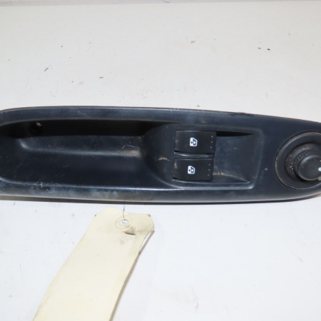 Commande lève-glace porte avant gauche occasion  Renault CLIO II (BB_, CB_) 1.2 (bb0a, bb0f, bb10, bb1k, bb28, bb2d, bb2h, cb0a,... (1998-2010) 5 portes   8200060045 