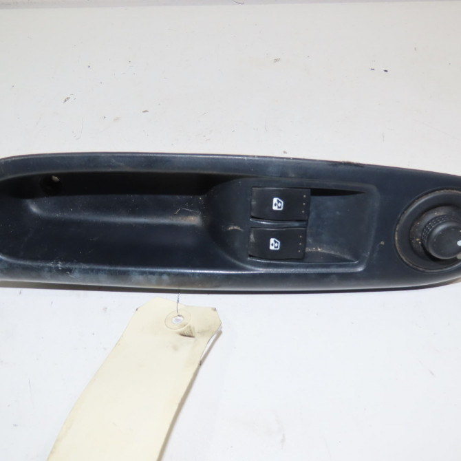 Commande lève-glace porte avant gauche occasion  Renault CLIO II (BB_, CB_) 1.2 (bb0a, bb0f, bb10, bb1k, bb28, bb2d, bb2h, cb0a,... (1998-2010) 5 portes   8200060045  1