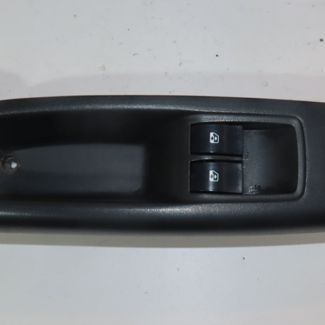 Commande lève-glace porte avant gauche occasion  Renault CLIO II (BB_, CB_) 1.2 16v (bb05, bb0w, bb11, bb27, bb2t, bb2u, bb2v, cb05,... (2001-2016) 3 portes   8200060045  1