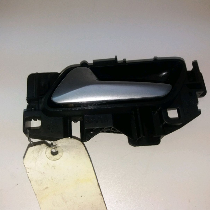 Poignee int porte arg occasion  Peugeot 3008 SUV (MC_, MR_, MJ_, M4_) 1.2 thp/ puretech 130 (mrhnsm, mrhnsu, mrhnsj, mrhnyw,... (2016)   98201553VV  1