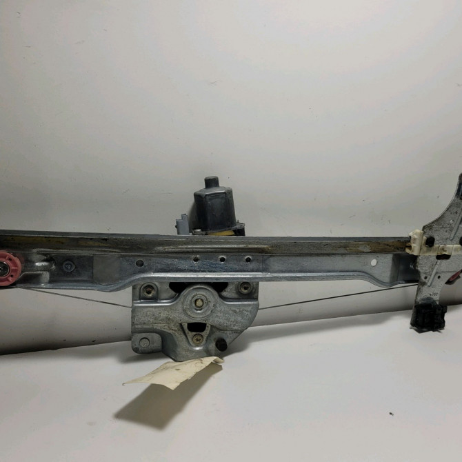 Mecanisme + moteur lève-glace avant droit occasion  Peugeot 208 I (CA_, CC_) 1.6 hdi (2012) 5 portes   9673154380  4