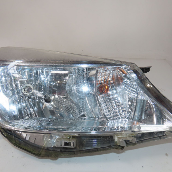 Phare droit occasion  Toyota YARIS (_P13_) 1.0 (ksp130_) (2010)   811300D810  1