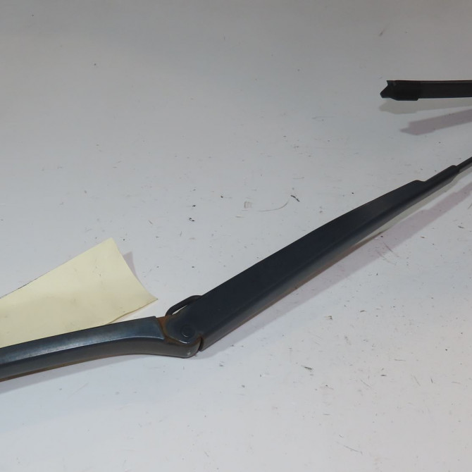 Bras essuie-glace avant droit occasion  Kia CEE'D 3/5 portes (ED) 1.6 crdi 90 (2006-2012)   983111H000  1