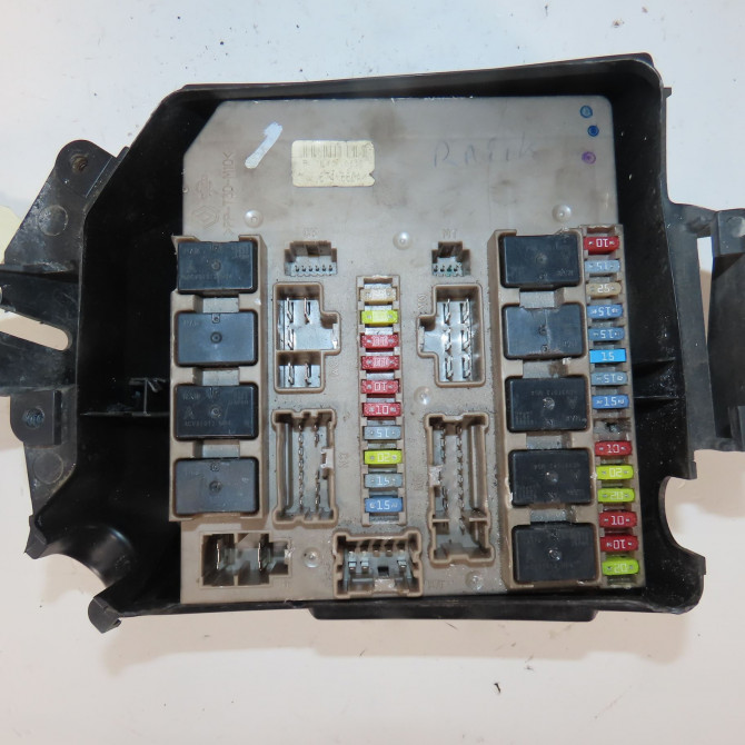 Boite a fusibles occasion  Renault CLIO III (BR0/1, CR0/1) 1.5 dci (c/br0g, c/br1g) (2005-2012) 5 portes   8200674660  1