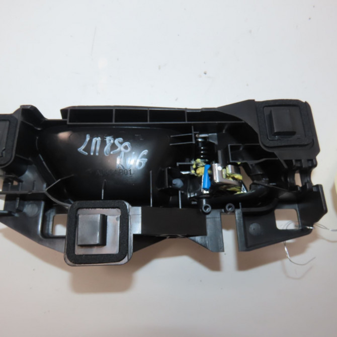 Poignee int porte avg occasion  Peugeot 2008 II (UD_, US_, UY_, UK_) 1.5 bluehdi 130 (2019)   98201553VV  2