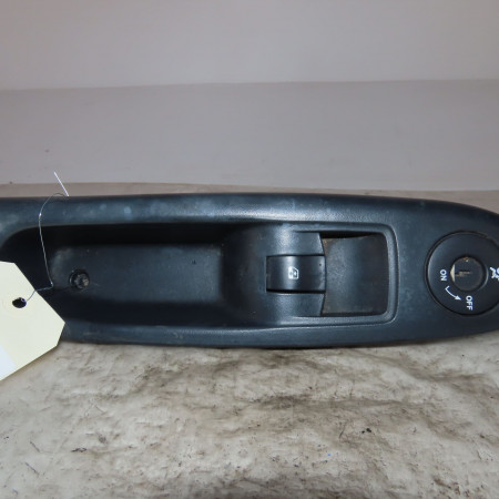Commande lève-glace porte avant droite occasion  Renault CLIO II (BB_, CB_) 1.4 16v (b/cb0p, bb13) (2000-2008) 5 portes   8200060046 