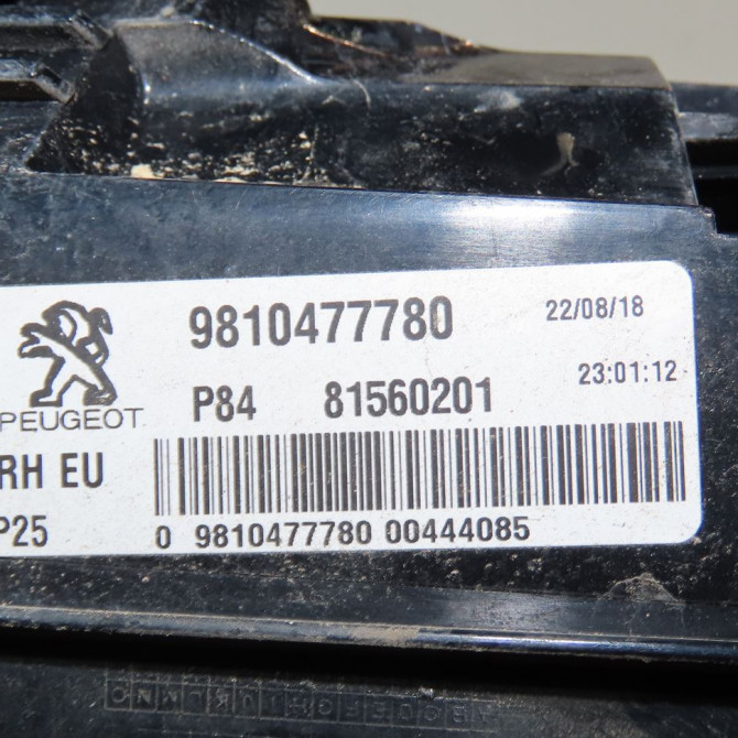 Feu arrière intérieur droit occasion  Peugeot 3008 SUV (MC_, MR_, MJ_, M4_) 1.2 thp/ puretech 130 (mrhnsm, mrhnsu, mrhnsj, mrhnyw,... (2016)   9810477780  2