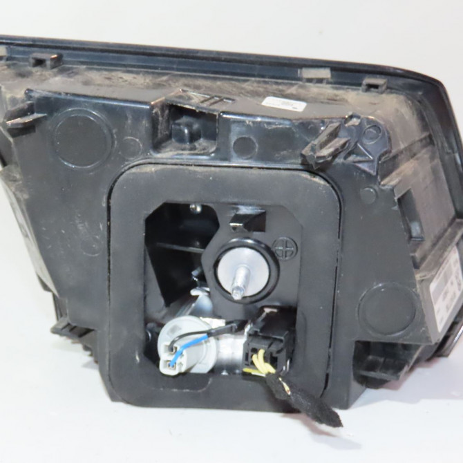 Feu arrière intérieur droit occasion  Peugeot 3008 SUV (MC_, MR_, MJ_, M4_) 1.2 thp/ puretech 130 (mrhnsm, mrhnsu, mrhnsj, mrhnyw,... (2016)   9810477780  2