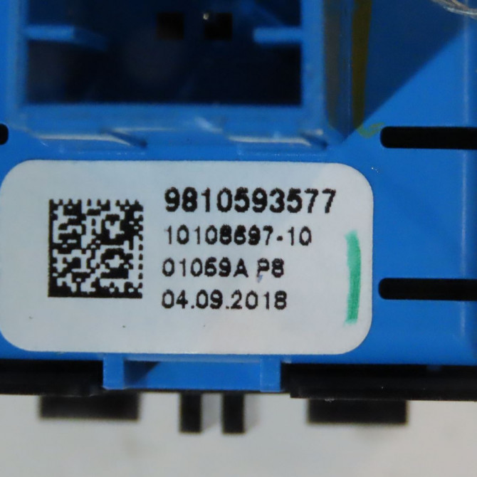 Interrupteur commande de frein a main occasion  Peugeot 3008 SUV (MC_, MR_, MJ_, M4_) 1.2 thp/ puretech 130 (mrhnsm, mrhnsu, mrhnsj, mrhnyw,... (2016)   98105935VV  3