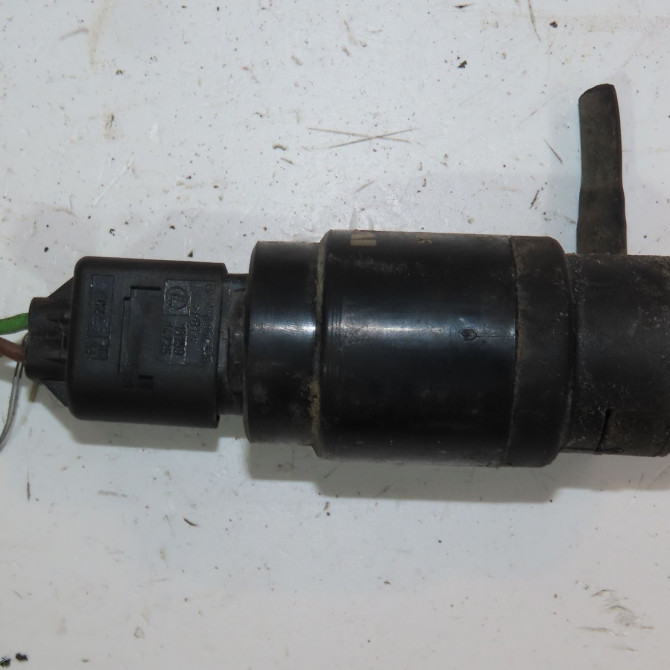 Pompe lave-glace avant occasion  Iveco DAILY VI Camionnette 33s14, 35s14, 35c14 (2016) 3 portes   504015670  1