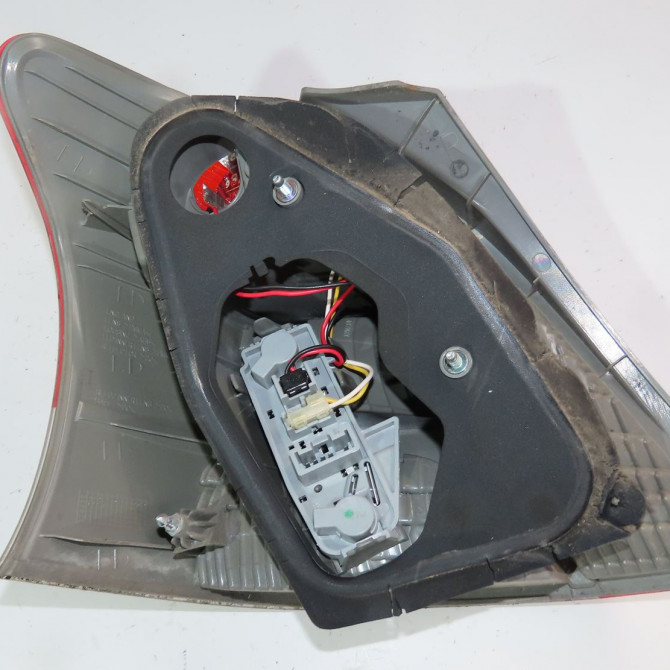 Feu arrière droit occasion  Toyota YARIS (_P9_) 1.0 vvt-i (ksp90_) (2005-2011) 5 portes   815510D250  2