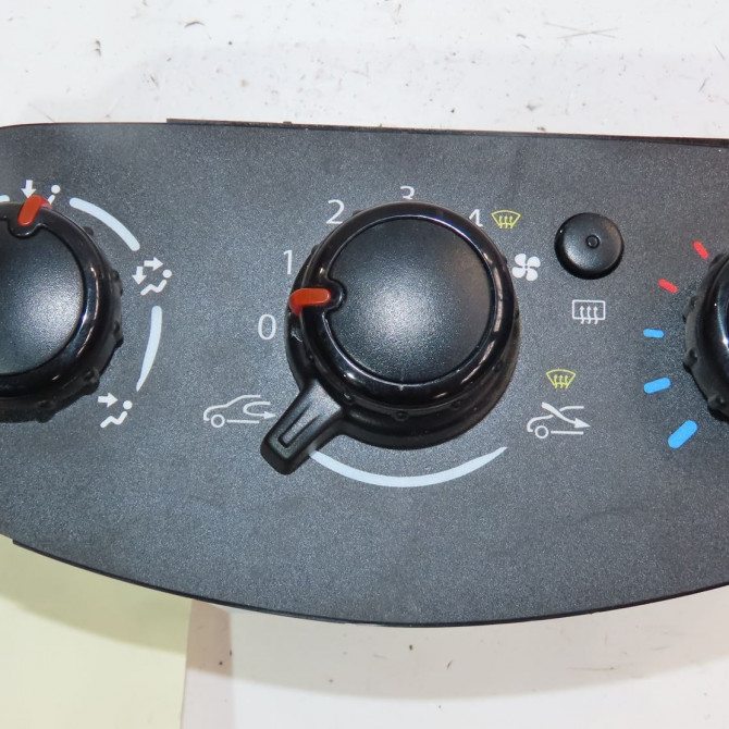 Commande de chauffage occasion  Renault TWINGO III (BCM_, BCA_) 1.0 sce 65 (bcmj) (2019)   275700305R  1