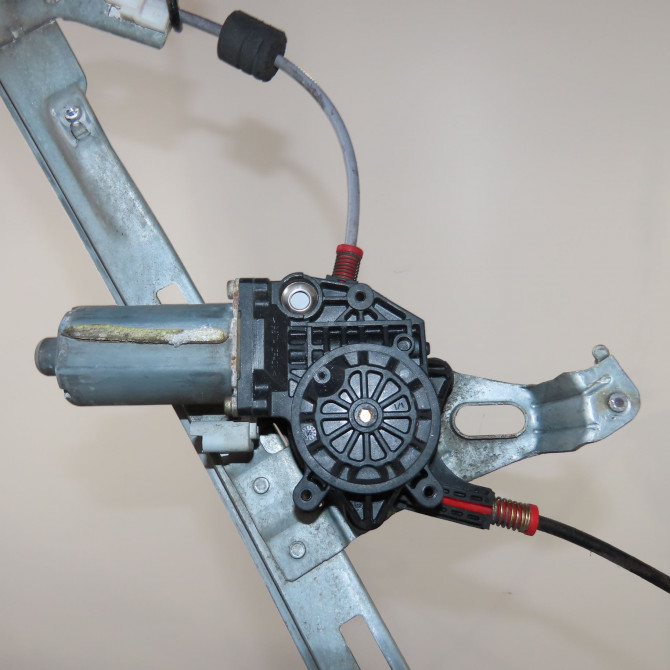 Mecanisme+moteur leve-glace avg occasion  Peugeot 206 3/5 portes (2A/C) 1.4 i (1998-2012) 3 portes   9221G0  2