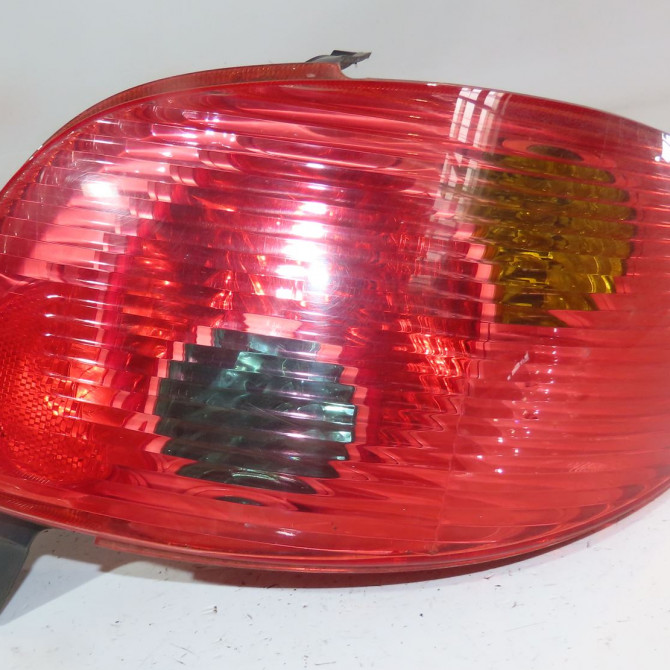 Feu arrière droit occasion  Peugeot 206 3/5 portes (2A/C) 1.6 hdi 110 (2004-2007)   6351S0  1