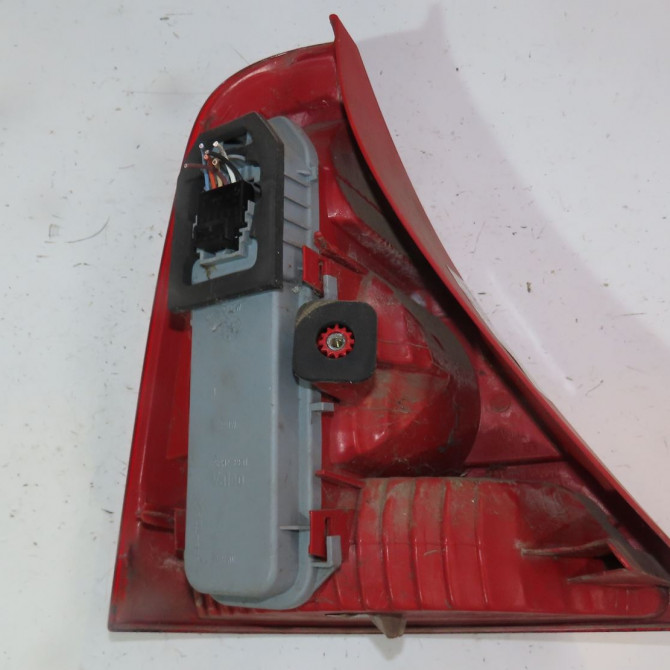 Feu arrière droit occasion  Renault CLIO II (BB_, CB_) 1.2 (bb0a, bb0f, bb10, bb1k, bb28, bb2d, bb2h, cb0a,... (1998-2010) 5 portes   7700410518  2