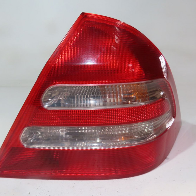 Feu arrière droit occasion  Mercedes-benz CLASSE C (W203) C 220 cdi (203.006) (2000-2007) 4 portes   2038200264  1