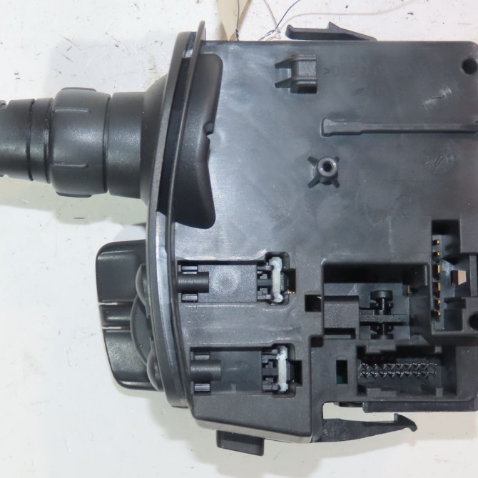 Commande essuie glace occasion  RENAULT CLIO III Phase 2 03-2009->12-2014 1.5 DCI 85ch   8201590631  2