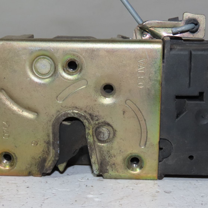 Serrure porte avg occasion  Peugeot 206 3/5 portes (2A/C) 1.1 i (1998-2007)   9135H3  1