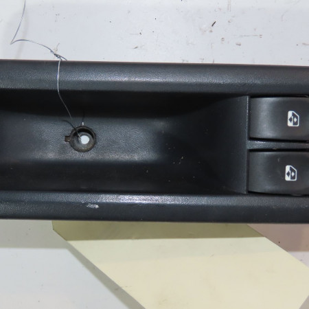 Commande lève-glace porte avant gauche occasion  RENAULT TWINGO II Phase 1 06-2007->11-2011 1.2i 16v 75ch   8200214939 