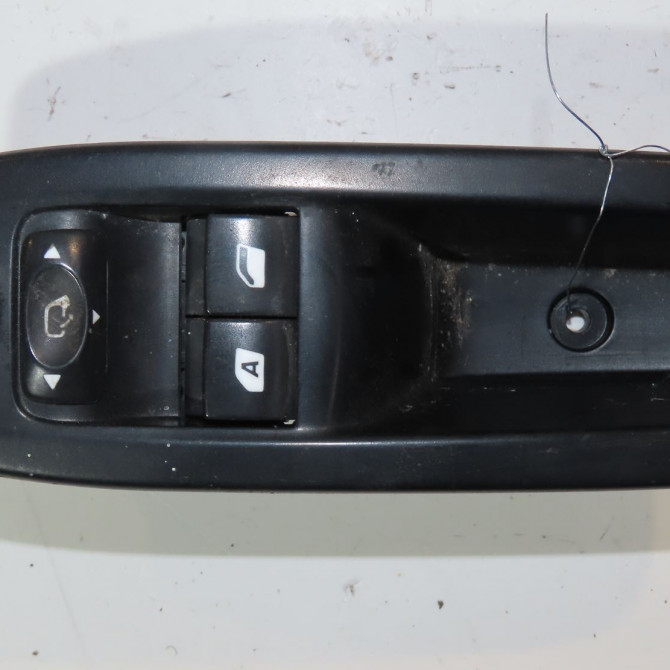 Commande lève-glace porte avant gauche occasion  Peugeot 208 I (CA_, CC_) 1.6 bluehdi 100 (2015) 5 portes   96758210ZD  1